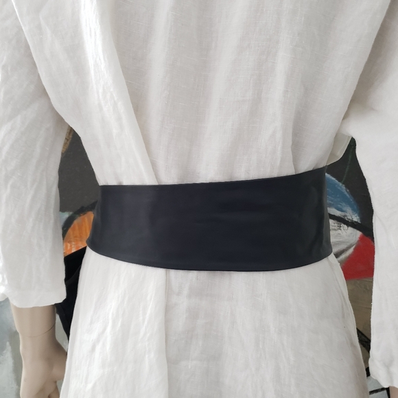 Gianni Versace | Leather Belt with Pewter Accent - Picture 5 of 14